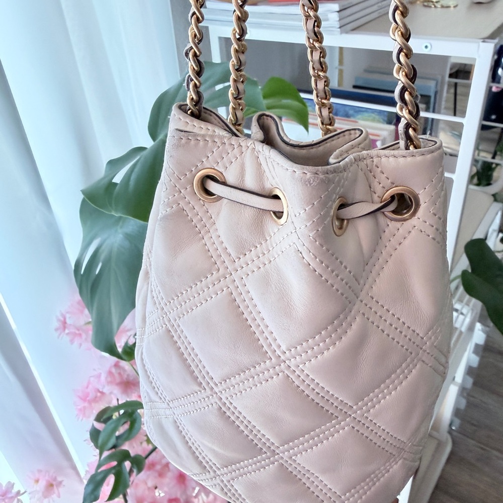 Tory Burch Cream Quilted Crossbody Bag with Gold Chain - Picture 13 of 13